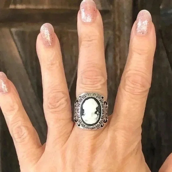 Black & White Ornate Vintage Style Cameo Lady Portrait Crystal Silver Ring - Picture 2 of 4